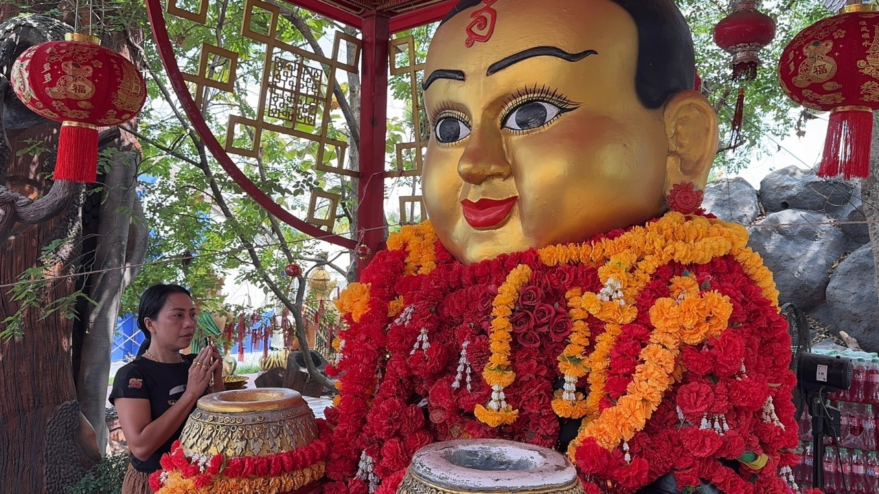 สาวมาแก้บน "กุมารทองเจ้าสัวเฮง" หลังได้โชค 10 ครั้งติด ไม่ลืมหยิบปิงปองเลขเด็ด