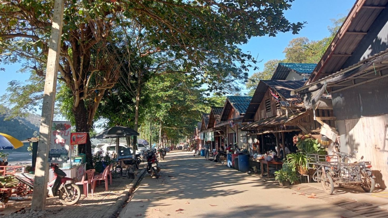 เร่งอพยพชาวบ้านแม่สามแลบ ออกจากพื้นที่ หลังเมียนมาทิ้งระเบิดตกฝั่งไทย ริมน้ำสาละวิน