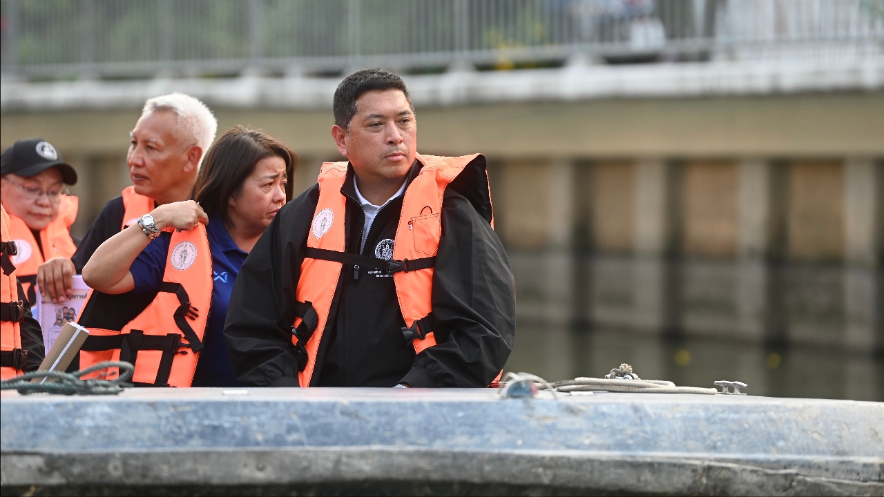 “นิกร” นำทีม พม. ล่องเรือ ติดตามการสร้างบ้านริมคลองเปรมประชากร 