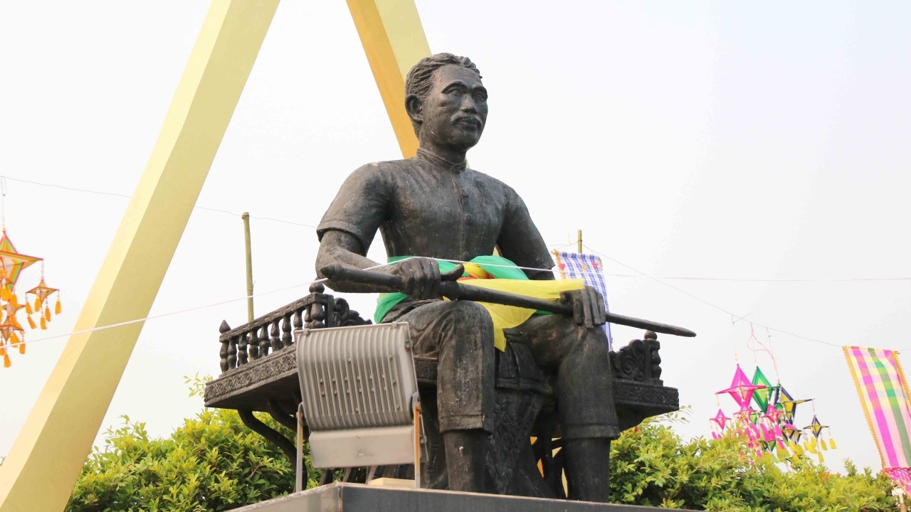 คอหวยแห่ส่อง "เลขเด็ด" พิธีบวงสรวง "พระยาชัยสุนทร" เจ้าเมืองกาฬสินธุ์คนแรก