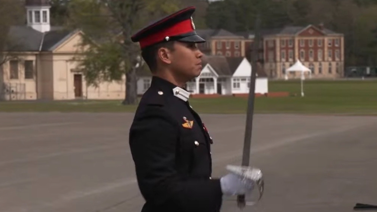 ทหารไทย คว้ารางวัลเกียรติยศสูงสุด นายร้อยแซนด์เฮิสต์ อังกฤษ รร.เดียวกับ หลาน “ฮุนเซน”