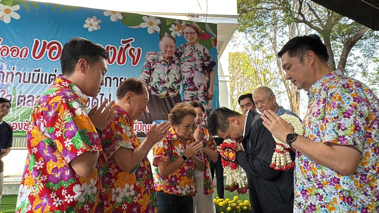 “วราวุธ” รดน้ำดำหัวขอพร “ครอบครัวเที่ยงธรรม” บอกถ้าไม่มี “อาจองชัย” คงไม่ชนะเลือกตั้ง