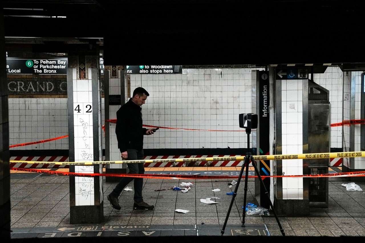 ชายคลั่งใช้มีดไล่ฟันคนในสถานีรถไฟใต้ดินนิวยอร์ก บาดเจ็บ 3 ราย ก่อนถูกตำรวจวิสามัญ