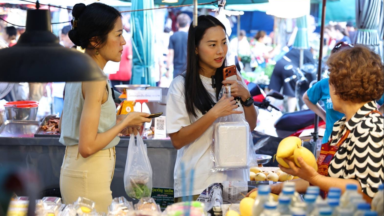 “ไอซ์” ควง “ช่อ” เดินตลาดท่าน้ำนนท์ พบพ่อค้าแม่ค้าแบกรับต้นทุนสูง ฝากรัฐทบทวนมาตรการช่วยเหลือ