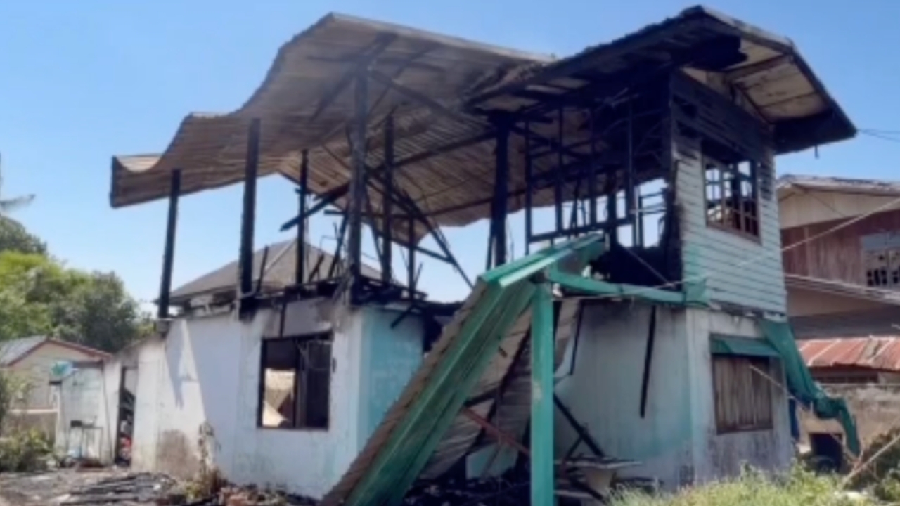 ไฟไหม้บ้าน “อดีตนางเอกหมอลำชื่อดัง” วิ่งฝ่าเพลิงเอาทรัพย์สินถูกไฟลวกบาดเจ็บ