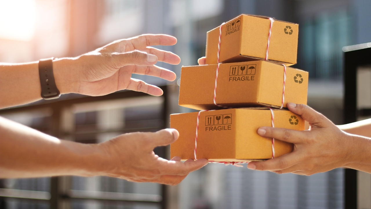 วันสงกรานต์ 2569 ไปรษณีย์-ขนส่งหยุดไหม เช็กให้ชัวร์ครบทุกขนส่งไทย