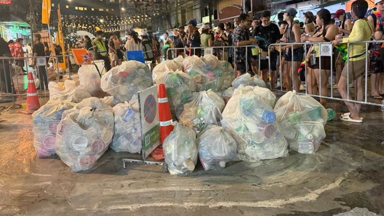 ขยะสงกรานต์ กทม. พุ่ง 86.32 ตัน ชวนเปลี่ยนปืนฉีดน้ำเก่าเป็น “น้ำมันแนฟทา”