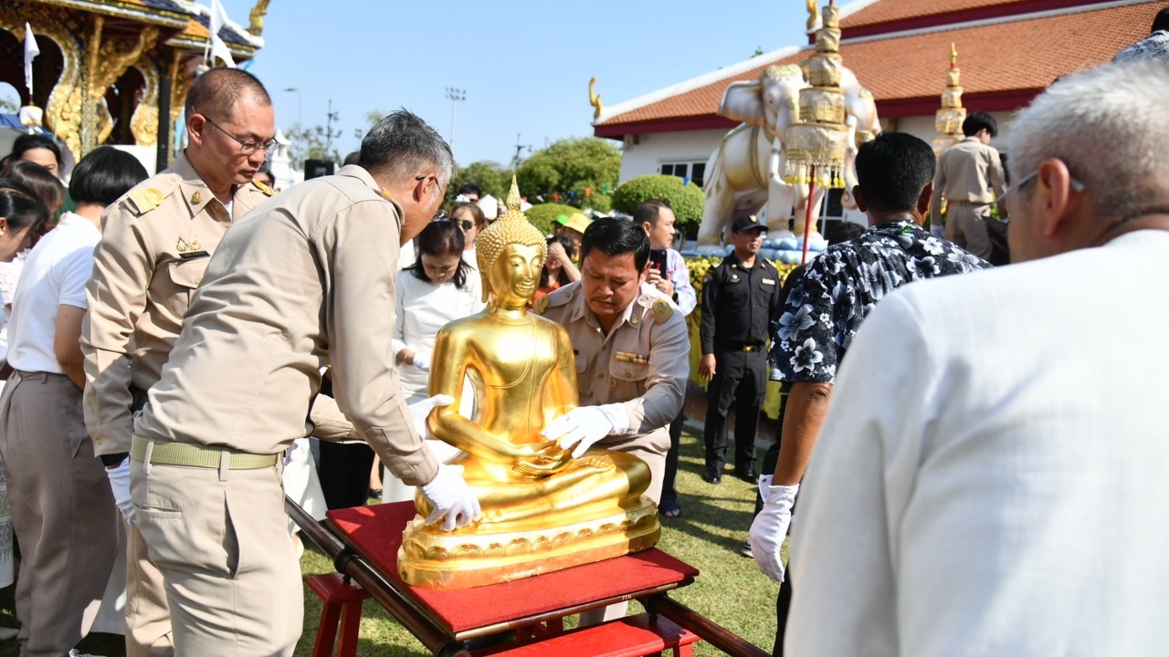 กทม. อัญเชิญพระพุทธสิหิงค์ กลับพระที่นั่งพุทไธสวรรย์ หลังให้ประชาชนสรงน้ำขอพรวันสงกรานต์