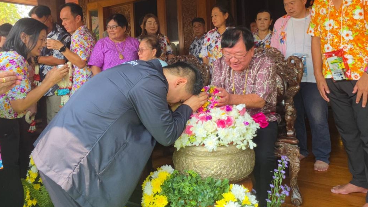 “วราวุธ” รดน้ำขอพรปีใหม่ไทย “ประภัตร” อวยพรทุกคนแข็งแรง โชคดี ให้รวยไม่ไหวแล้ว