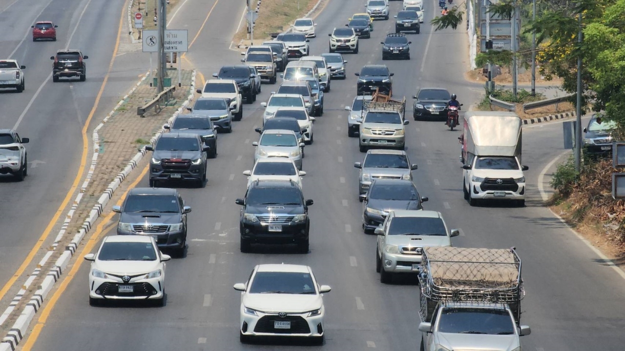 นครสวรรค์รถเริ่มแน่น คนทยอยเดินทางกลับ กทม. เตรียมเปิดช่องทางพิเศษ ระบายการจราจร