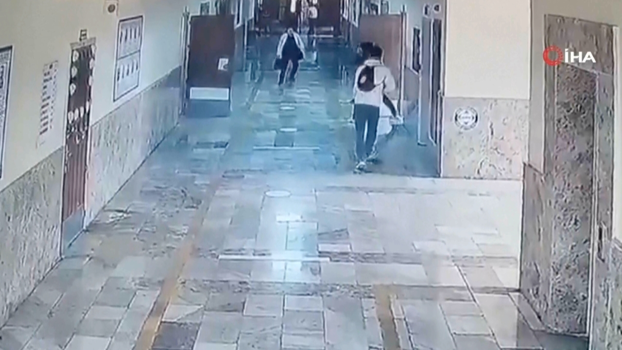 เผยคลิปสะเทือนขวัญ วัยรุ่น 18 ก่อเหตุกราดยิงในโรงเรียนตุรกี เจ็บ 16 ราย ก่อนยิงตัวตาย (คลิป)