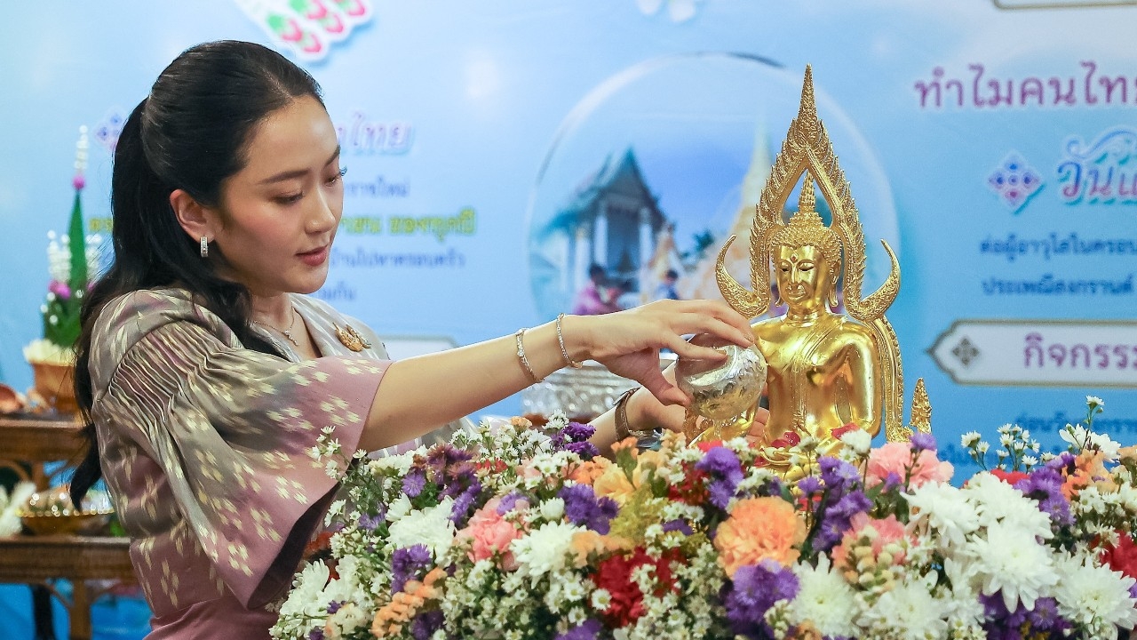อดีตนายกฯ “อิ๊งค์” อวยพรสงกรานต์ 69 ปีใหม่ไทยขอ ปชช. สุขกาย สบายใจ สุขภาพแข็งแรง เดินทางปลอดภัย