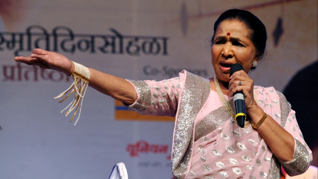 สิ้นตำนาน “อาชา โภสเล” นักร้องไอคอนแห่งบอลลีวูด เสียชีวิตในวัย 92 ปี