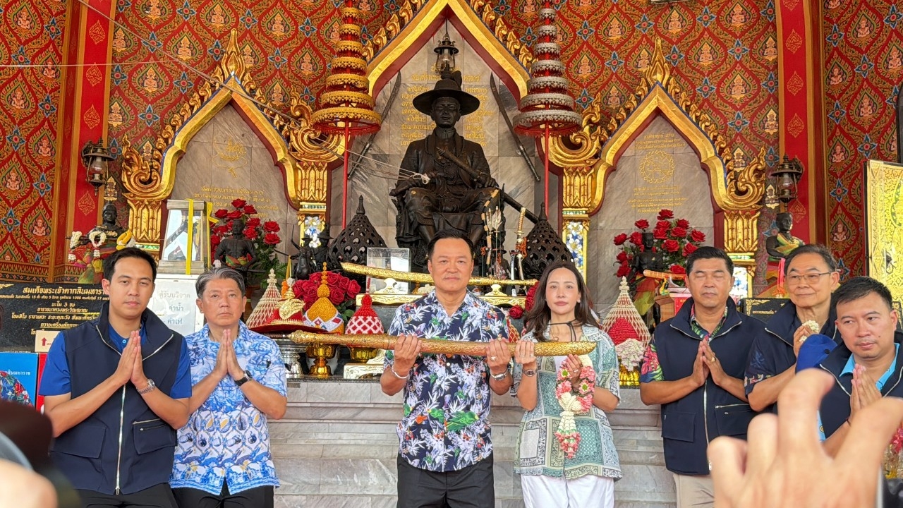 “อนุทิน” ควง “จ๋า” ยกดาบพระเจ้าตาก ขอพรให้โลกสงบสุข ให้น้ำมันราคาถูก