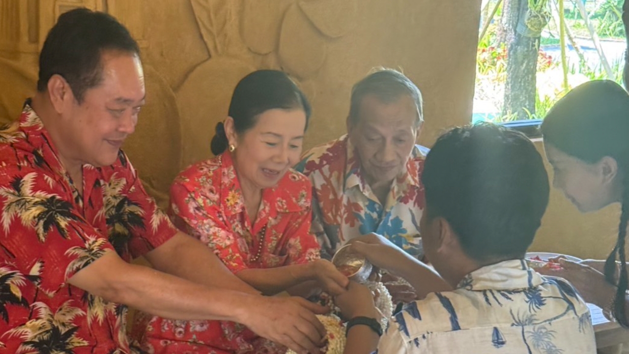 เรือนจำเขากลิ้งอบอุ่น “เสก โลโซ” รดน้ำขอพร “ทวี”-“กานต์” ครอบครัว ร่วมวง