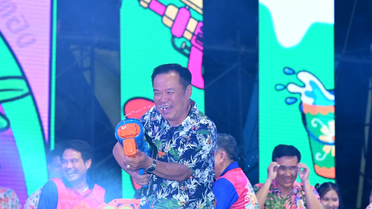 “อนุทิน” ยิงปืนฉีดน้ำเปิดงานสงกรานต์ถนนข้าวสุก “สมศักดิ์” แต่งกลอนพูดแล้วทำบวกพลัสให้