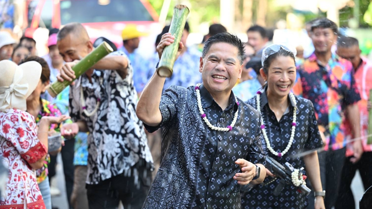 “วราวุธ” พกกระบอกไม้ไผ่สาดน้ำสงกรานต์กับชาวสุพรรณ หลังเปิดงานเย็นทั่วหล้าฯ