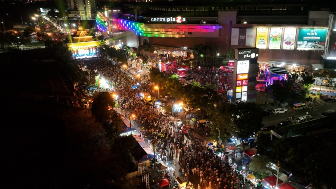 สงกรานต์ถนนข้าวเหนียว จ.ขอนแก่น นักท่องเที่ยวแห่ร่วมกิจกรรมกันสนุกสนาน