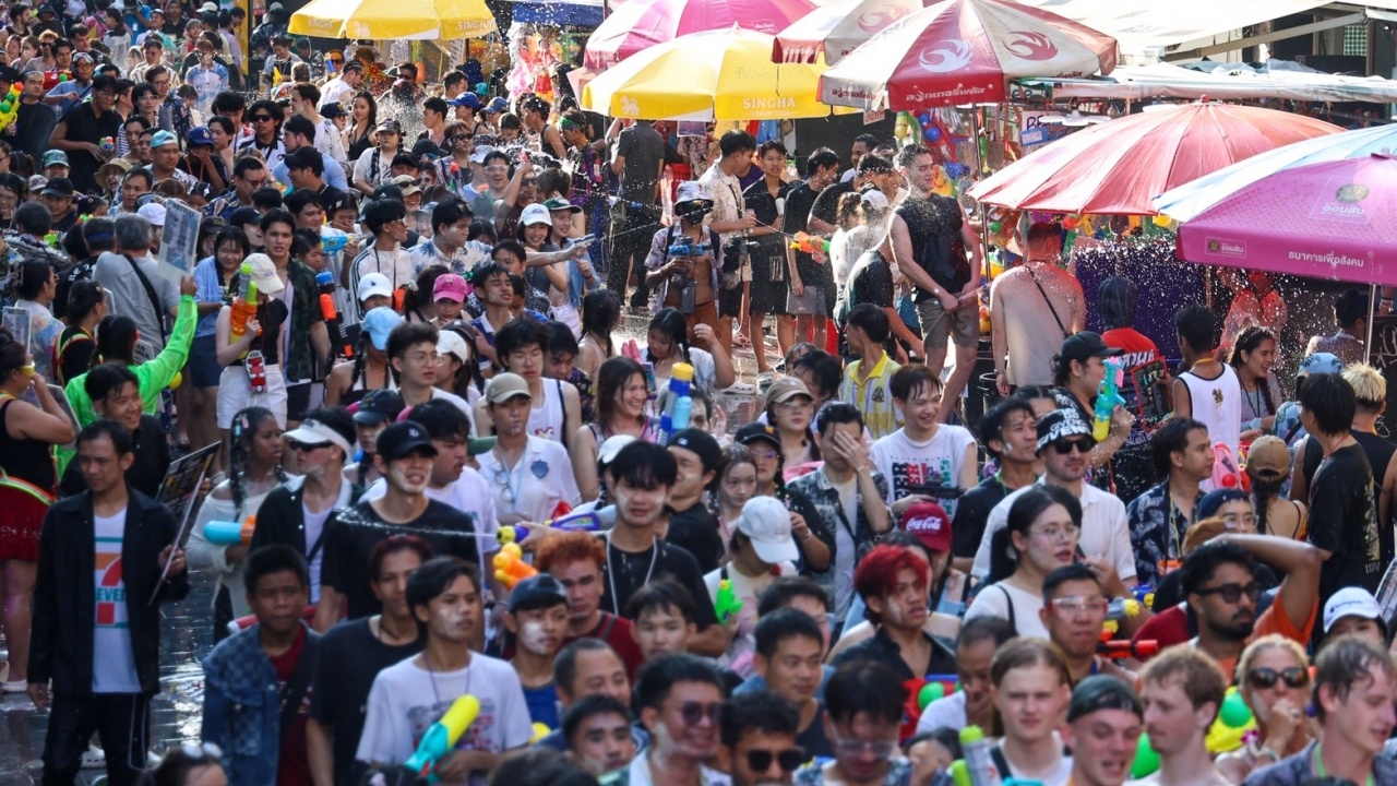 "สงกรานต์ข้าวสาร" สุดคึกคัก นักท่องเที่ยวทะลัก แห่เล่นน้ำวันสุดท้ายจนแน่นถนน