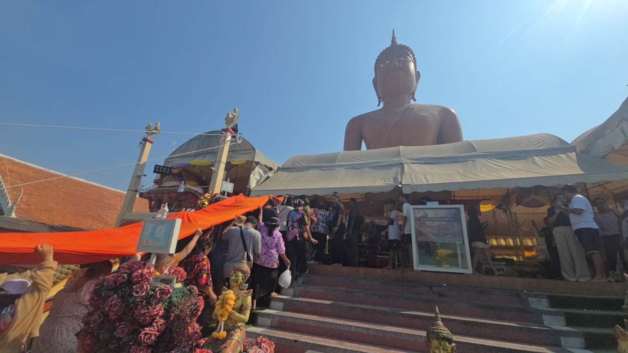 สาธุชนล้นหลาม ร่วมพิธีแห่ผ้าห่ม “องค์หลวงพ่อสมหวัง” ไม่พลาดเลขเด็ด 16/4/69