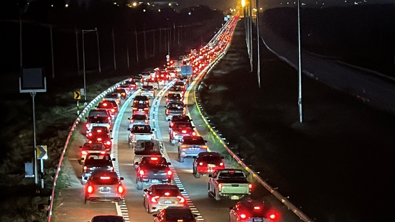 รถยังหนาแน่น "มอเตอร์เวย์ M6" รถติดสะสม เคลื่อนตัวช้า สลับหยุดนิ่งเป็นบางช่วง