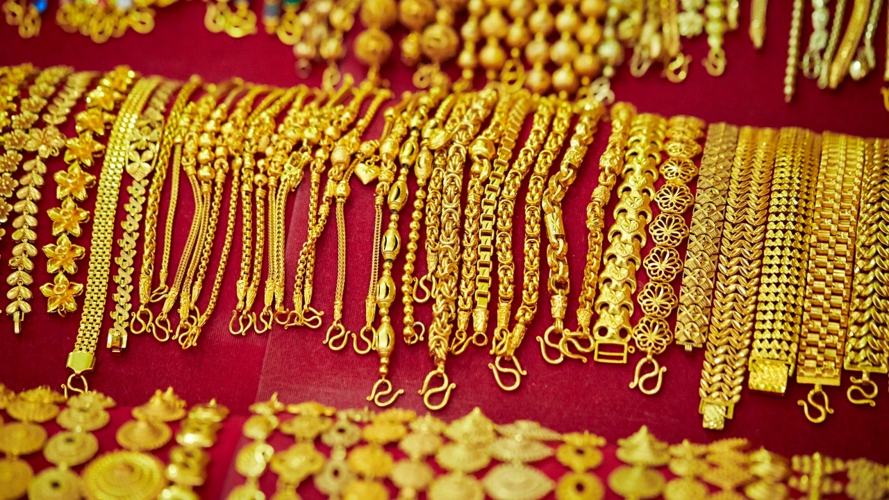 อัปเดตราคาทองวันนี้ 15 เม.ย. 69 ปิดตลาดเพิ่มขึ้น 300 ทองรูปพรรณขายออก 73,700 บาท