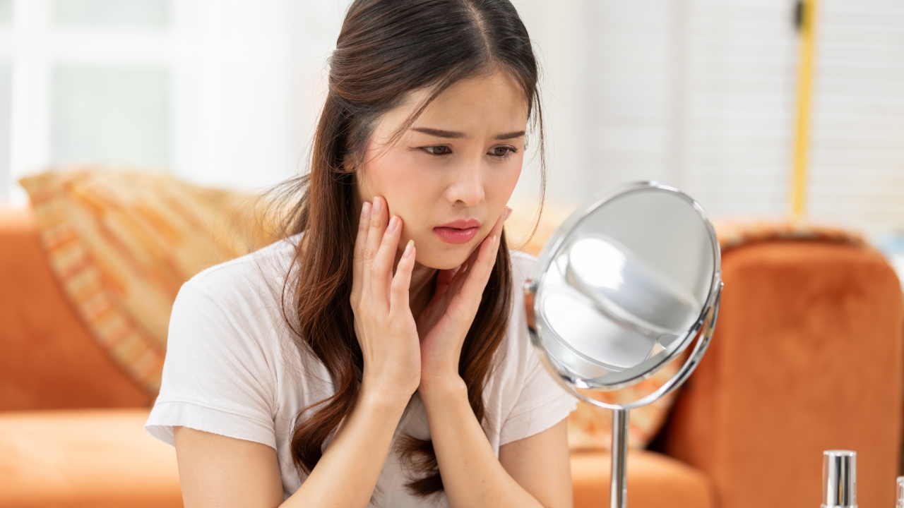 เช็ก 10 พฤติกรรมที่ทำให้แก่เร็วขึ้น หลายคนทำทุกวันโดยไม่รู้ตัว ระวังหน้าแก่เกินวัย