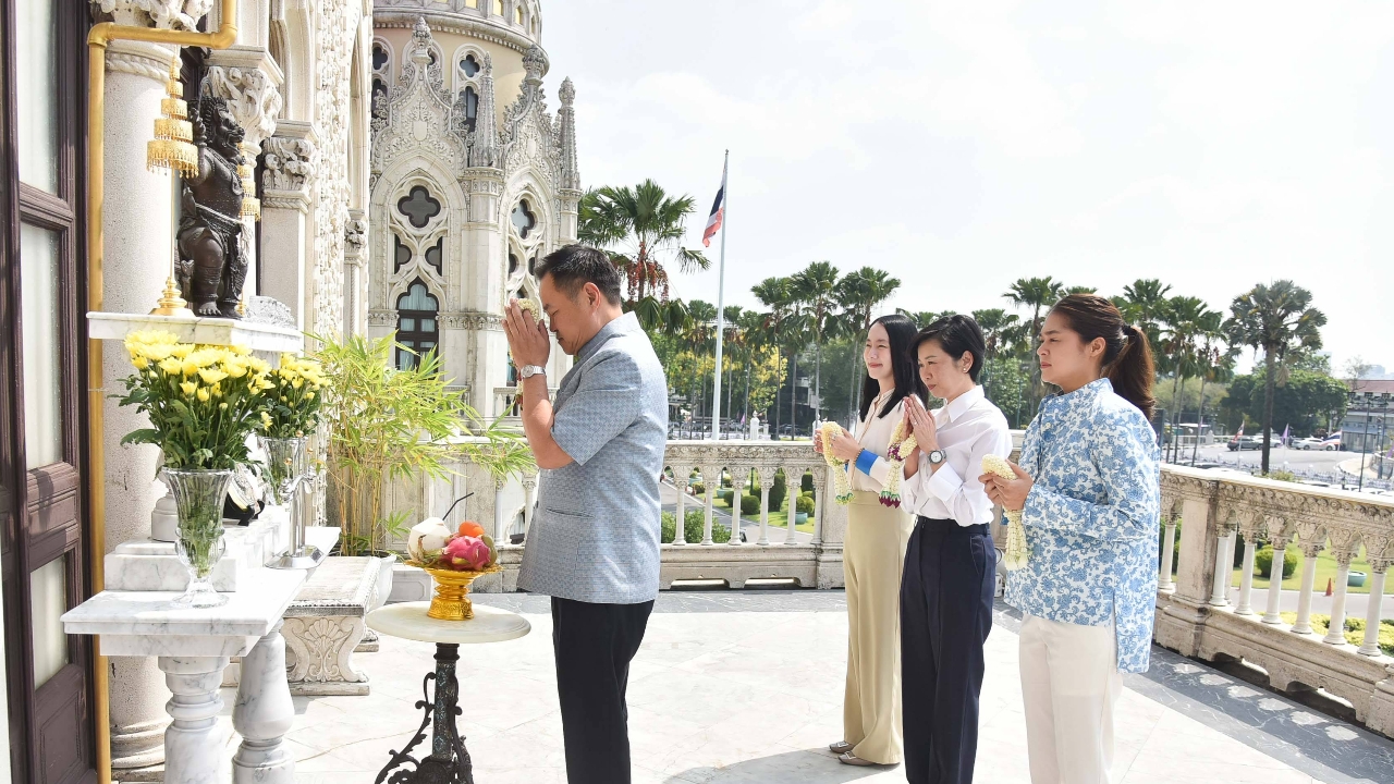 “อนุทิน” ลุยงานหลังสงกรานต์ นำทีมโฆษกรัฐบาลไหว้องค์นรสิงห์เพื่อความสิริมงคล