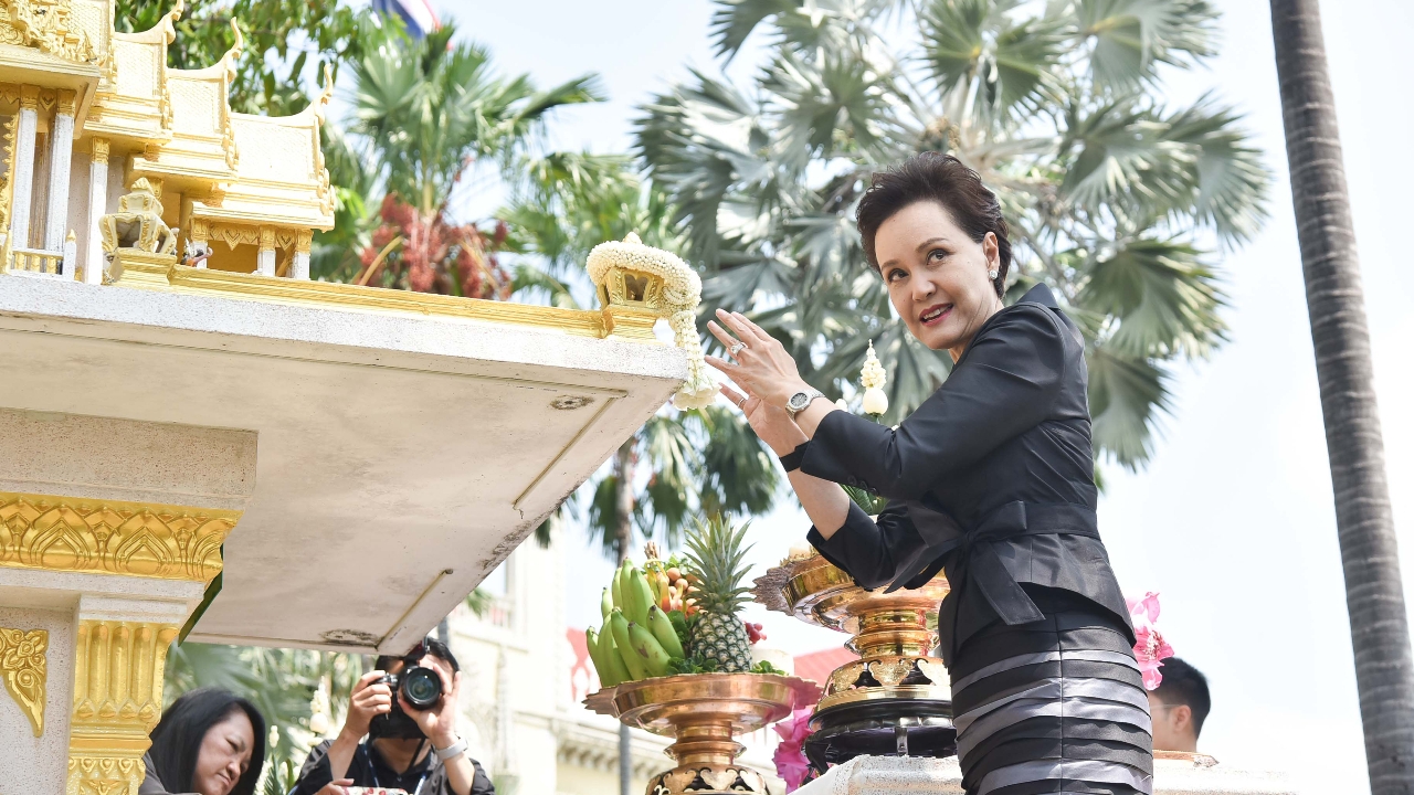 “ศุภจี” ถือฤกษ์ไหว้สิ่งศักดิ์สิทธิ์ทำเนียบฯ ขอพรทำงานสำเร็จ รับกดดัน ขอร่วมมือผ่านวิกฤตด้วยกัน