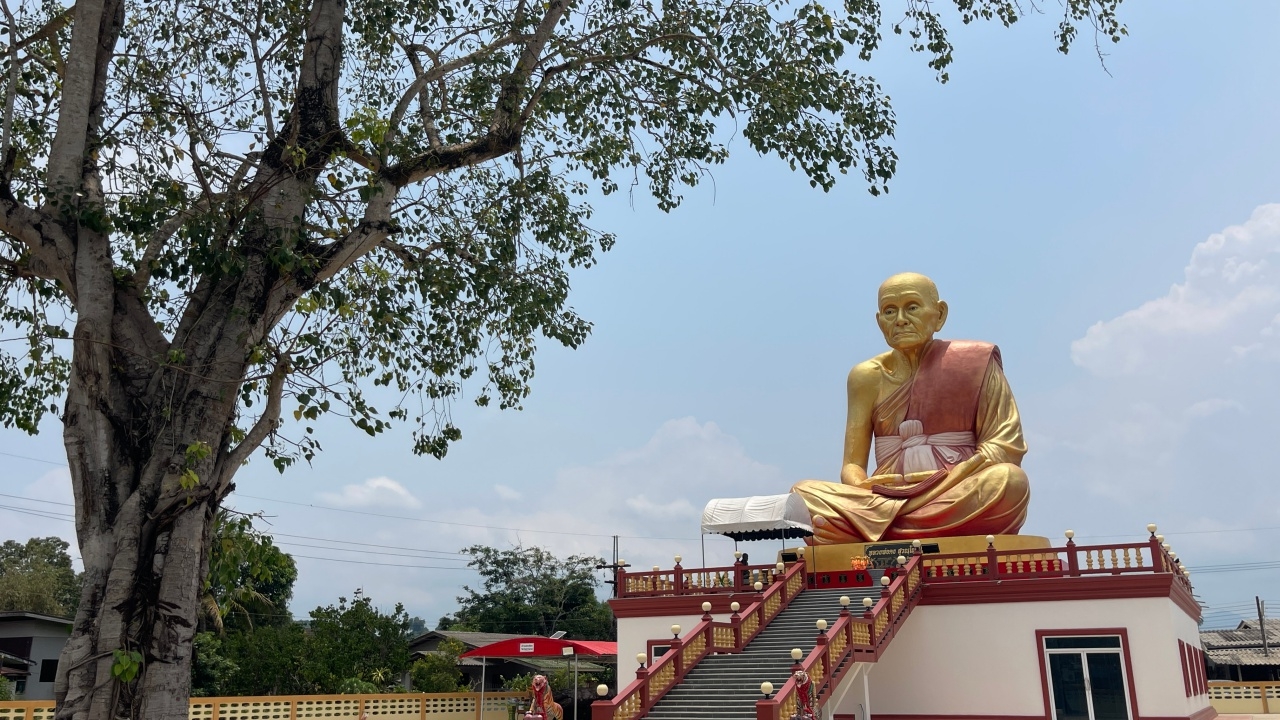 ศรัทธาคอหวย แห่ส่อง "เลขเด็ด" ธูปมงคล คนมาขอโชคที่วัดวังสรรพรส ลุ้นรวย 2/5/69