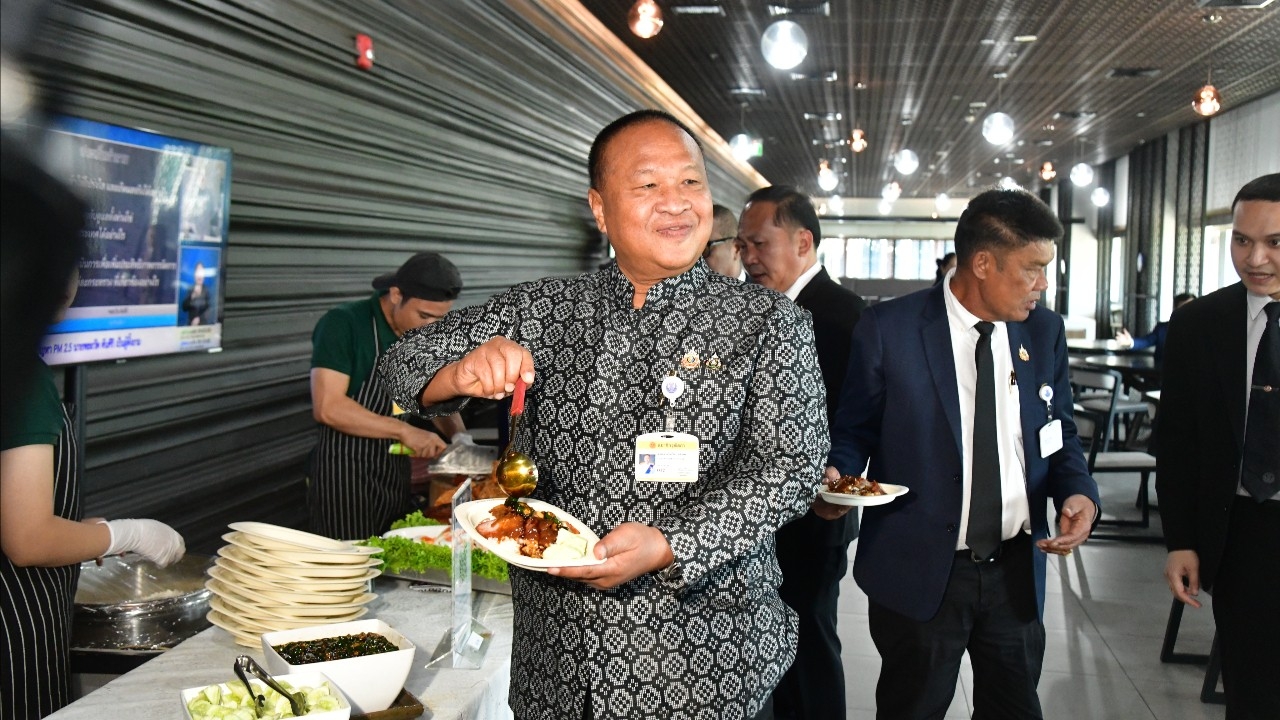 “บิ๊กเกรียง” ประเดิมควักกระเป๋าซื้อข้าวหมูแดงกินเองวันแรก เปรย “หรอยจังฮู้” 