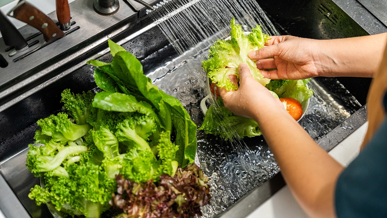 ล้างผักด้วยอะไรดีที่สุด จัดอันดับวิธีล้างผักสะอาด ปลอดภัย ลดสารเคมีตกค้างได้ถึง 95%