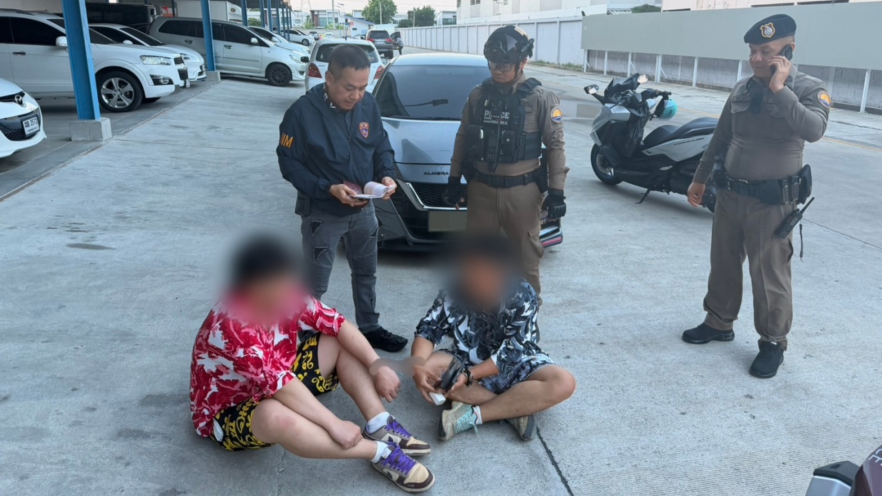 รวบแล้ว 2 ชายชาวจีน สวมไอ้โม่งบุกชิงทองที่โคราช ก่อนซิ่งรถหนีเข้ากรุงเทพฯ