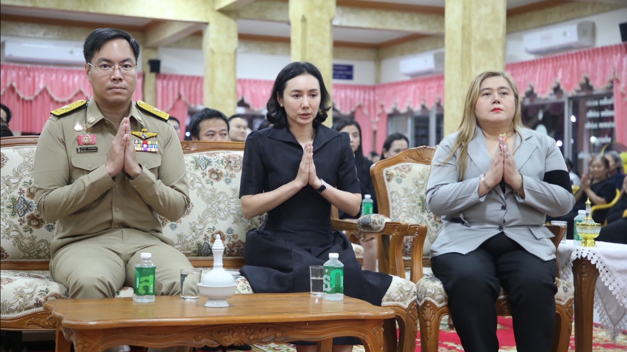 “อัครนันท์” รมช.ศธ. มอบทุนบุตร 2 คน เหยื่อยิงกราดอยุธยา ให้เรียนจนจบ ม.6