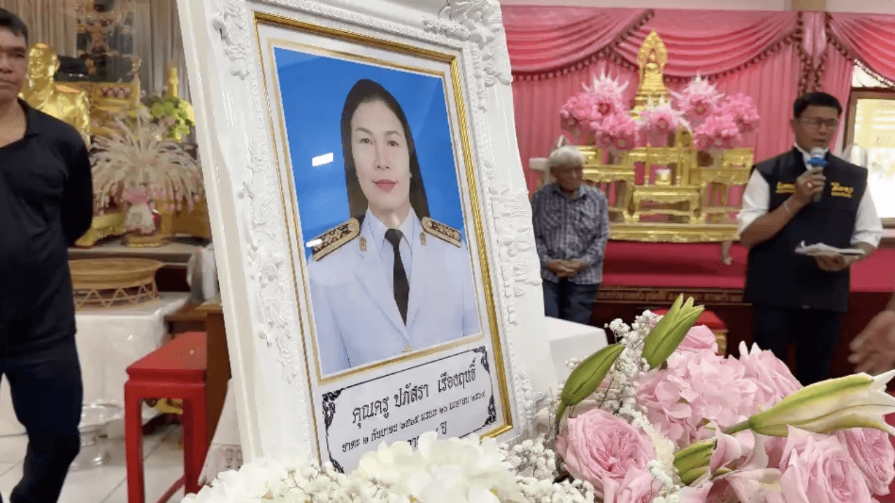 อาลัยแน่นวัด พิธีรดน้ำศพ "ครูปภัสรา" เหยื่อชายคลั่งกราดยิง พ่อยันไม่รับคำขอโทษ