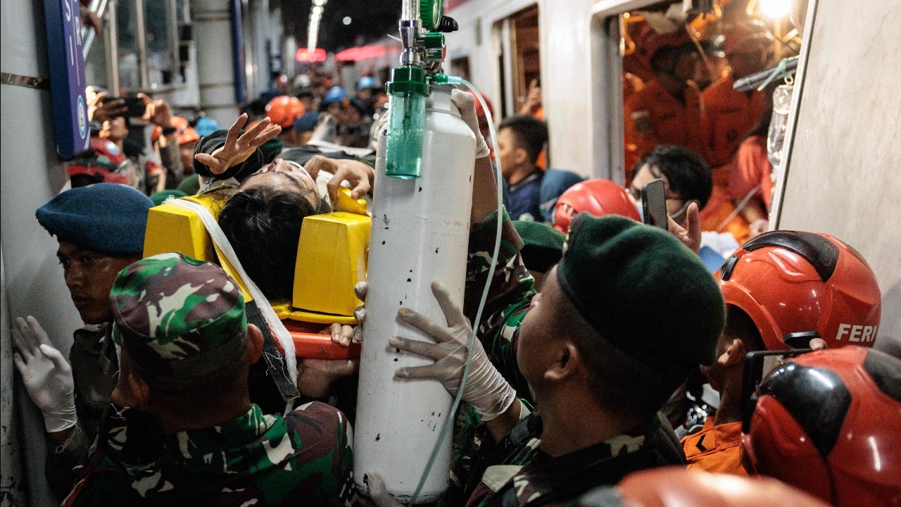 จนท.กู้ภัยอินโดนีเซีย เร่งช่วยคนติดในซากรถไฟชนกัน ยอดผู้เสียชีวิตเพิ่มเป็น 7 ศพ