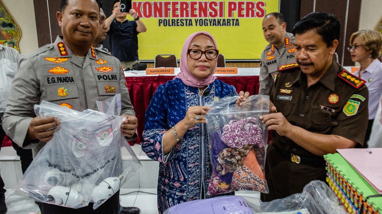 อินโดนีเซียรวบ 13 ผู้ต้องสงสัย ทารุณกรรมเด็กในสถานรับเลี้ยง มัดมือเท้า-ขังห้องแคบ จ่อคุก 5 ปี