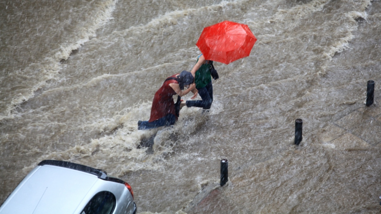 เตือน 33 จังหวัด เฝ้าระวังฝนตกหนัก อาจเกิด "น้ำท่วมขัง" เป็นอุปสรรคต่อการสัญจร