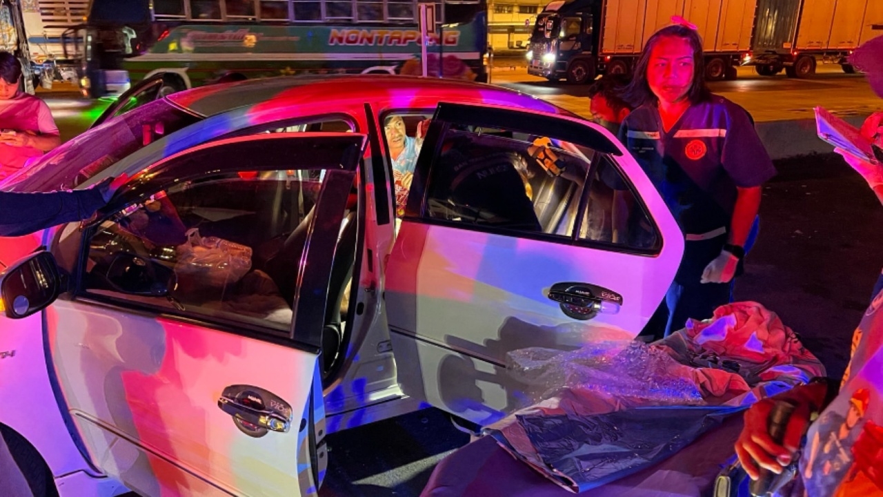 แม่อั้นไม่ไหว คลอดลูกสาวบนรถเก๋ง คอหวยไม่ลืมส่อง "เลขเด็ด" ทะเบียนรถลุ้นโชค