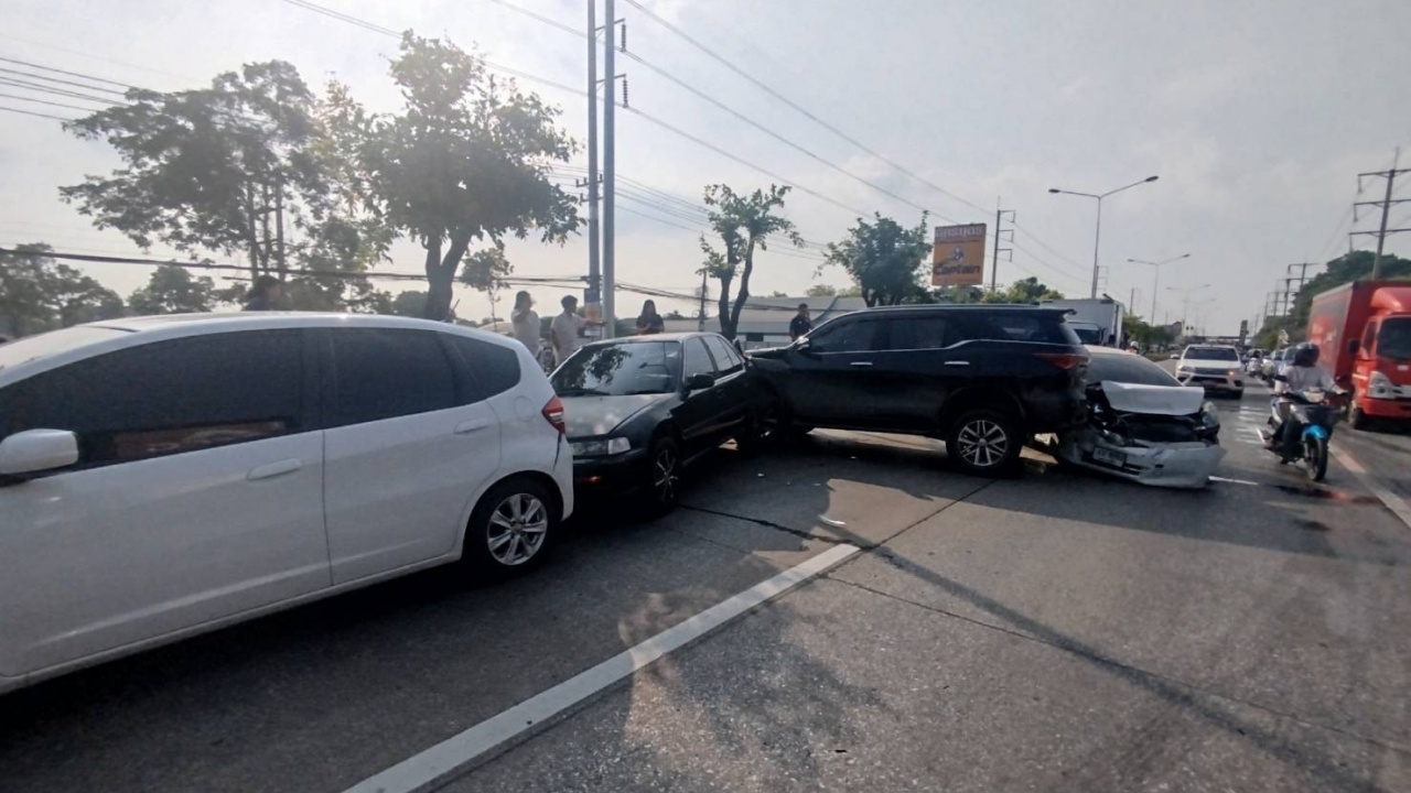 รถชนสนั่น 8 คันรวด บาดเจ็บนับสิบ กู้ภัยเร่งนำตัวส่ง รพ. คาดสาเหตุเบรกกะทันหัน