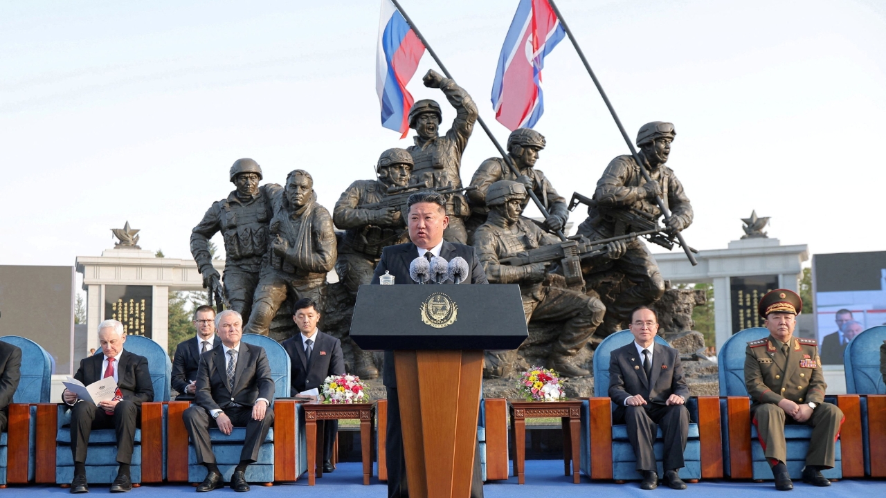 "คิม จองอึน" ต้อนรับผู้แทนรัสเซีย ร่วมทำพิธีเปิดพิพิธภัณฑ์ทหารเกาหลีเหนือพลีชีพในสงครามยูเครน