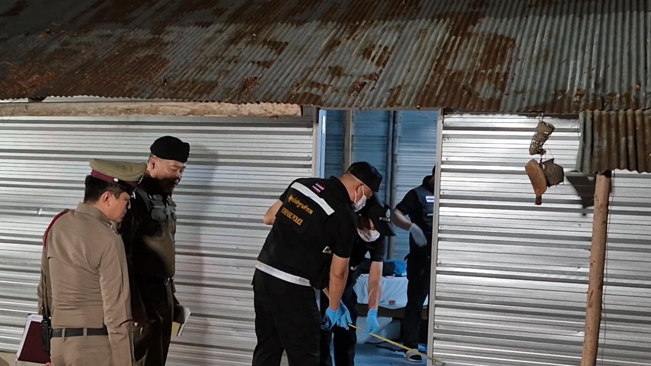 อดีตประธานชุมชน ยิงนักข่าวเสียชีวิต ใช้มีดไล่ฟันเมีย-น้องเมีย บาดเจ็บก่อนหลบหนี