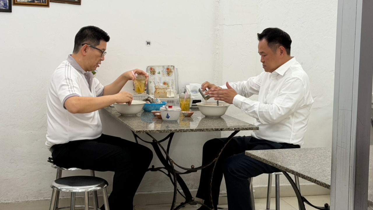 “อนุทิน” ควง “เอกนิติ-พัฒนา” กินข้าวต้มปลากิมโป้ ย่านตรอกจันทน์ กทม.