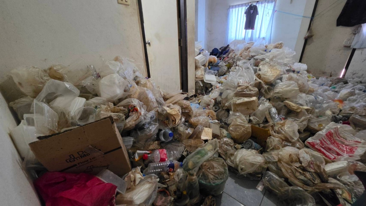 พนักงานช็อก ไล่เช็กห้องพักคอนโดฯ ท่อน้ำแตก เจอผู้เช่าซุกขยะเหม็นเน่าอยู่เต็มห้อง