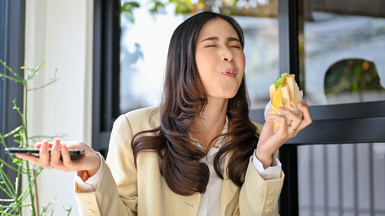 5 เคล็ดลับคุมอาหารสำหรับมนุษย์ออฟฟิศ แม้ไม่มีเวลาออกกำลังกาย พุงไม่ยื่นไม่ย้วย