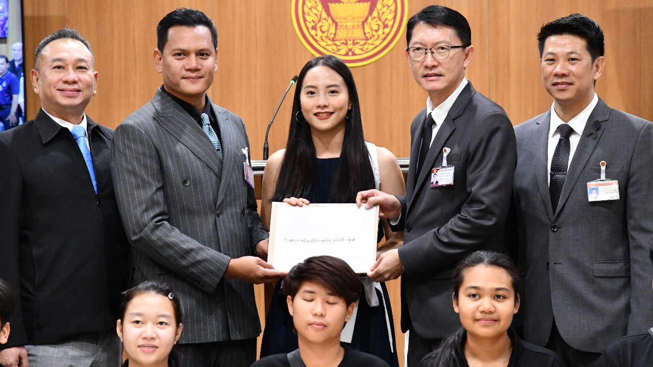 “ไอซ์ รักชนก” นำทีมยื่นร่างแก้ไข พ.ร.บ.การพนัน ปลดล็อกสนุกเกอร์-บิลเลียด ออกจากบัญชีการพนัน 