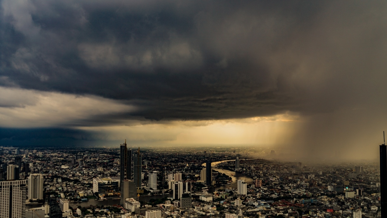 ประกาศพายุฤดูร้อน ฉบับ 5 เตือนจังหวัดเสี่ยง "ฝนตกหนัก" มีลมกระโชกแรง ลูกเห็บตก