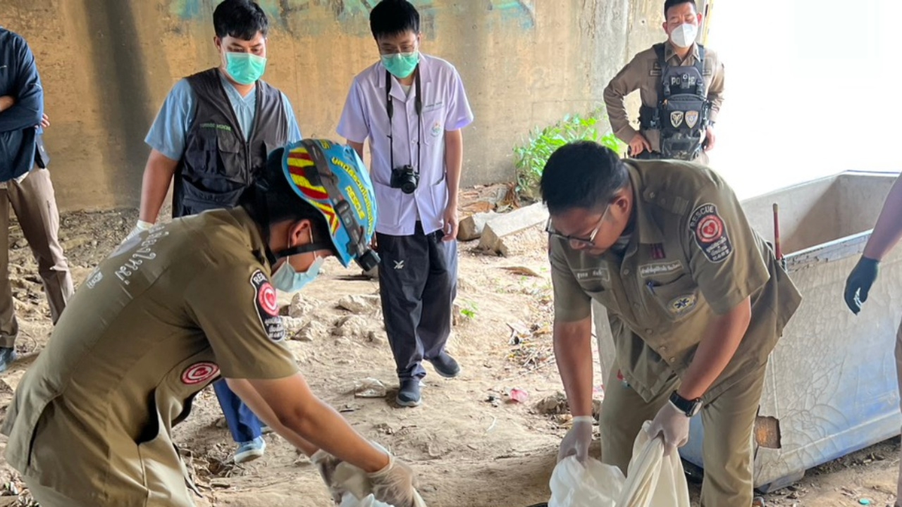 กู้ภัยได้รับแจ้งเหตุไฟไหม้ ใต้สะพานข้ามน้ำปิง พบเป็นศพชายถูกฆ่าแทงคอ เผาอำพราง