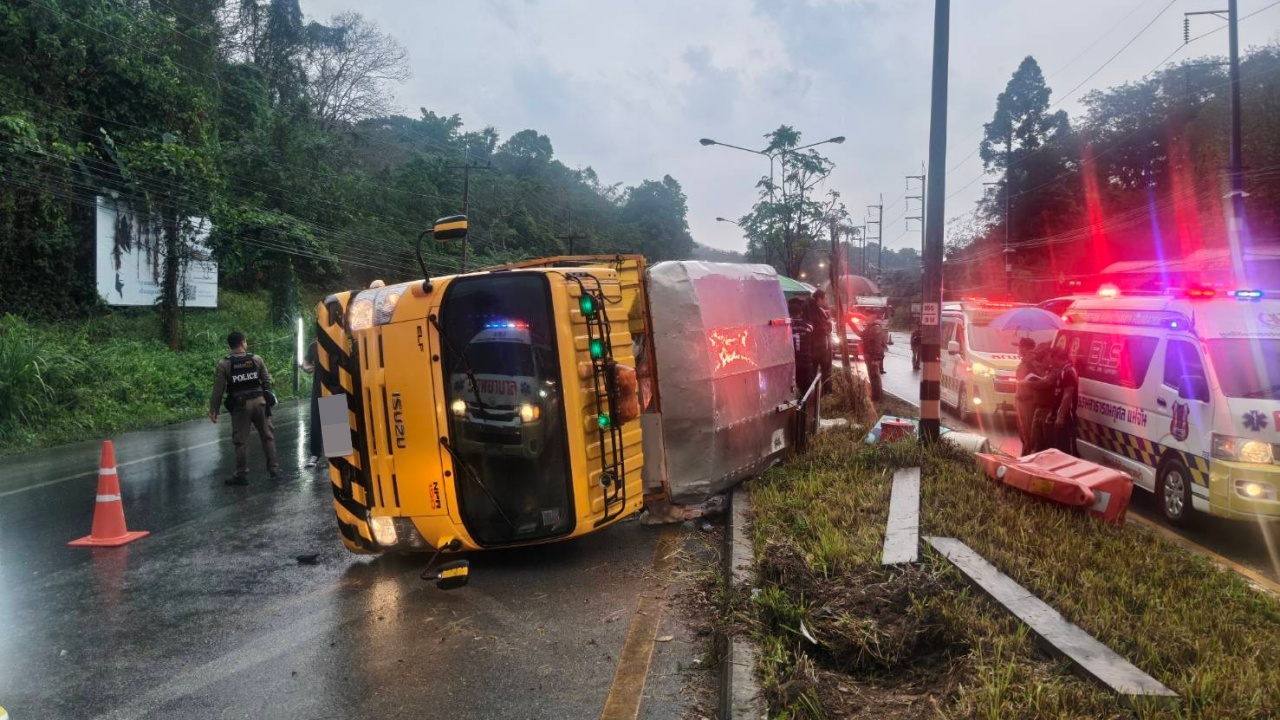 รถหกล้อ "แขวงการทางหมวดแม่สาย" เสียหลักชนเกาะกลางถนน พลิกตะแคงข้าง เจ็บ 7 ราย