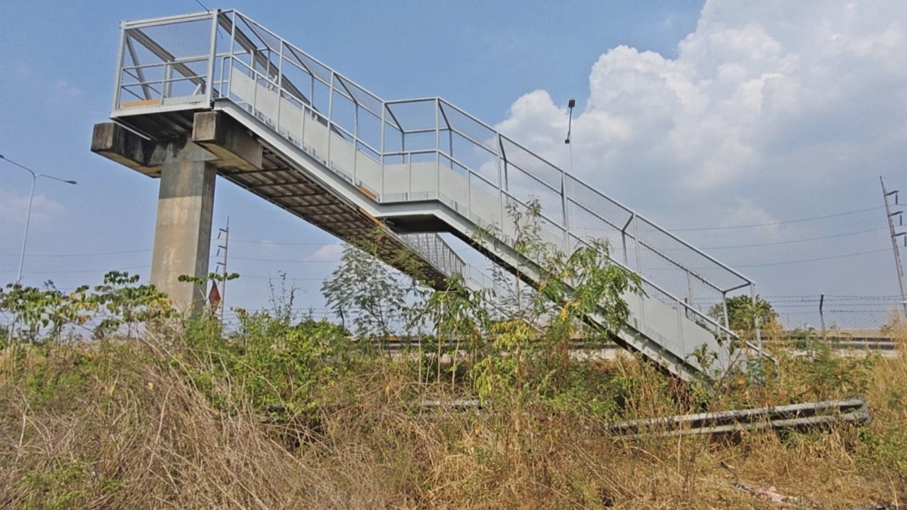 ชาวบ้านผวา หนุ่มสาวมั่วสุมเสพยาถ่ายคลิป OnlyFans บนสะพานลอย เจอหลักฐานเพียบ